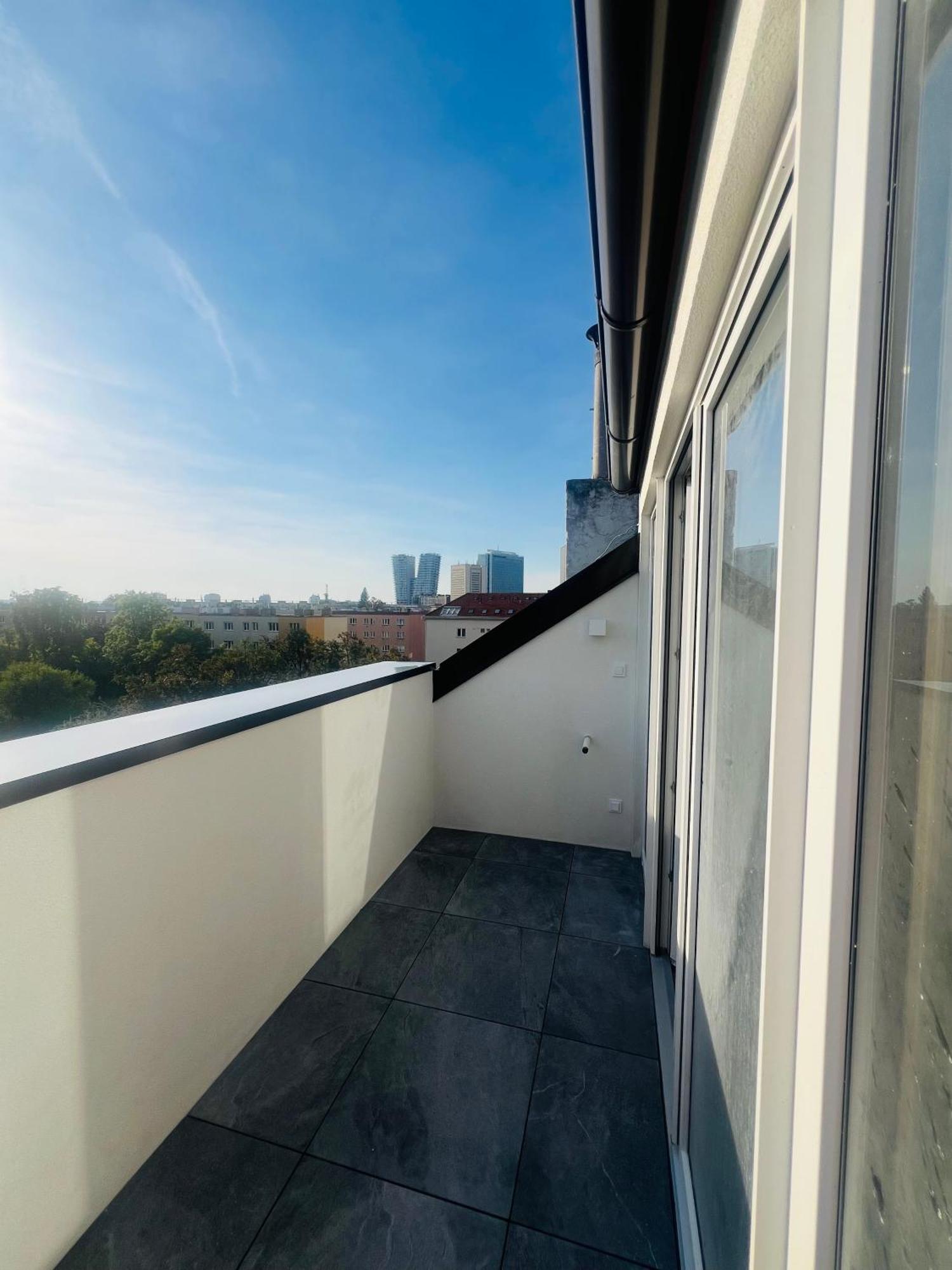 New Sunny Rooftop With A Terrace 10-15 Minutes Drive From Centre Appartamento