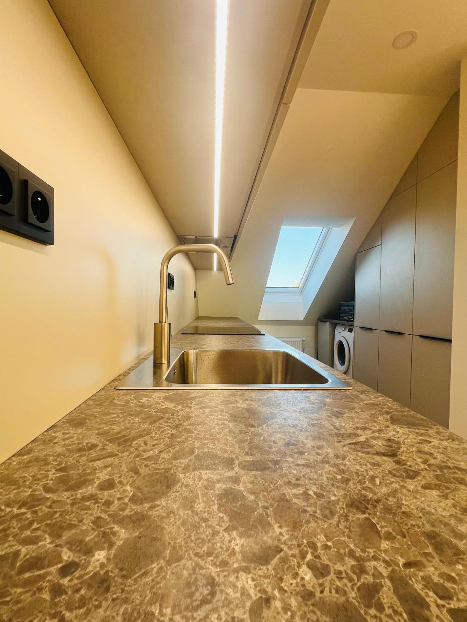New Sunny Rooftop With A Terrace 10-15 Minutes Drive From Centre