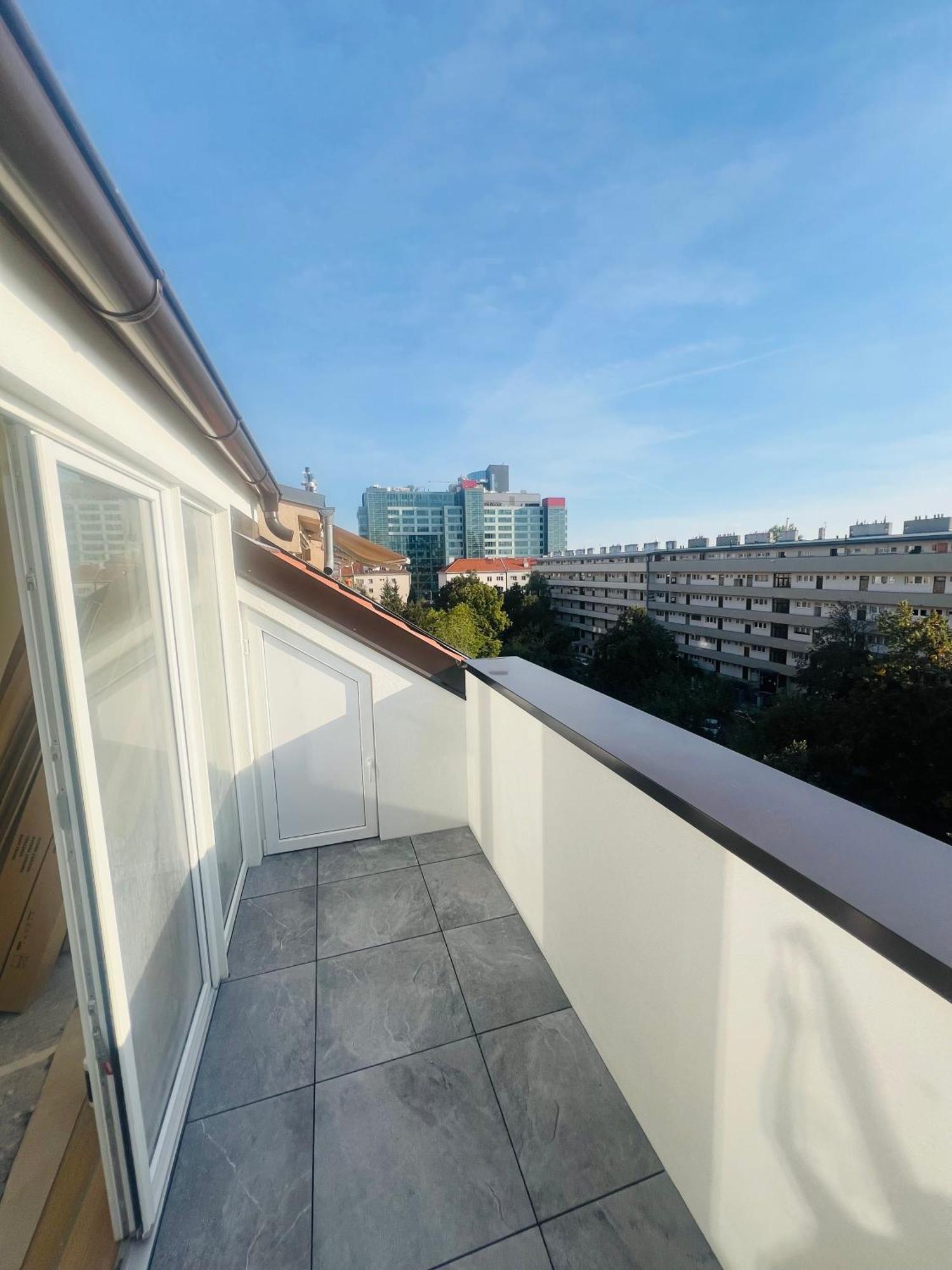 Appartamento New Sunny Rooftop With A Terrace 10-15 Minutes Drive From Centre