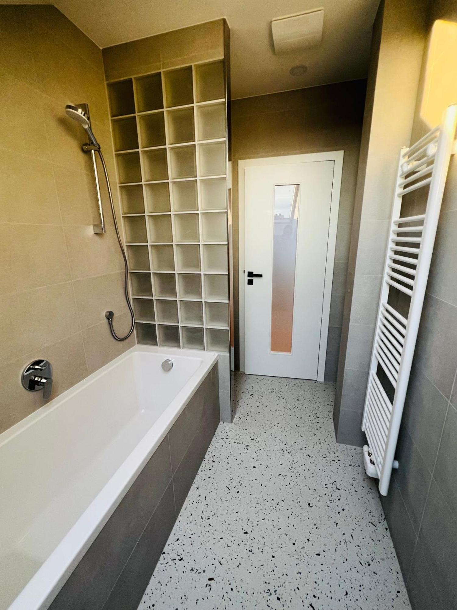 New Sunny Rooftop With A Terrace 10-15 Minutes Drive From Centre Appartamento